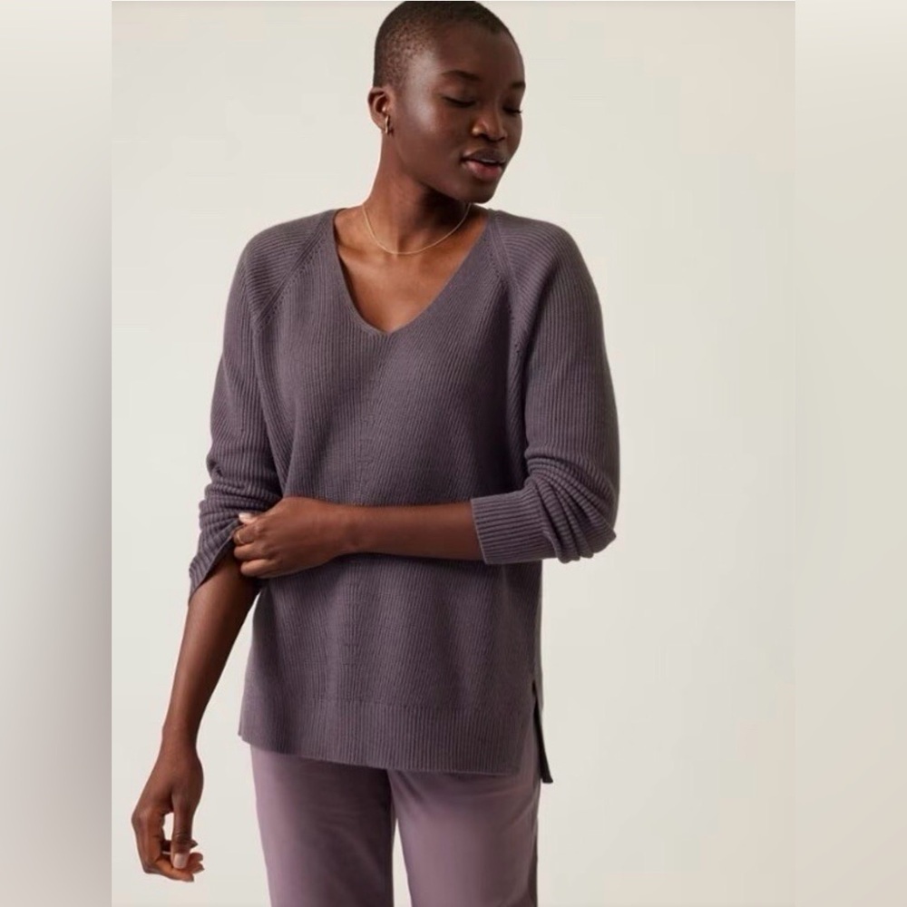 Athleta Hanover V-Neck Sweater Merino Blend Shasta Purple sz M